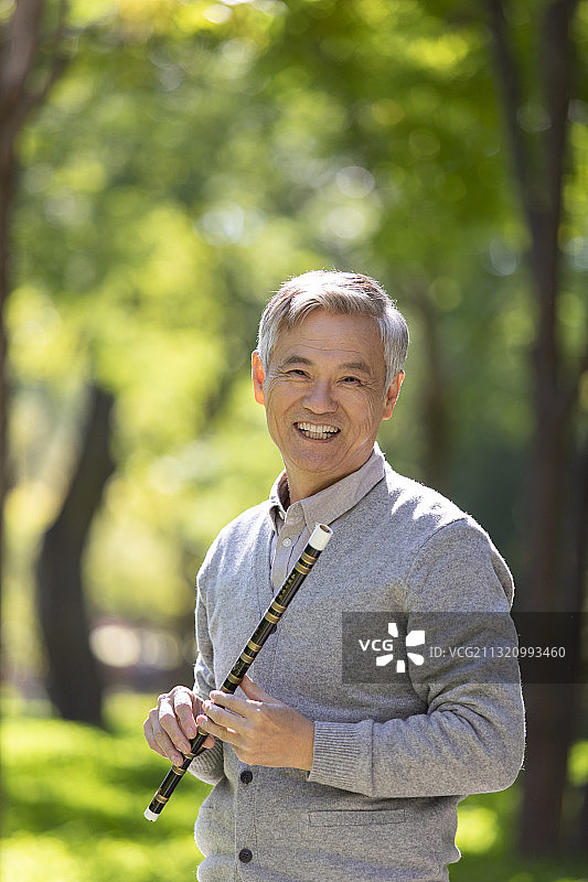 老年人在公园吹奏笛子图片素材
