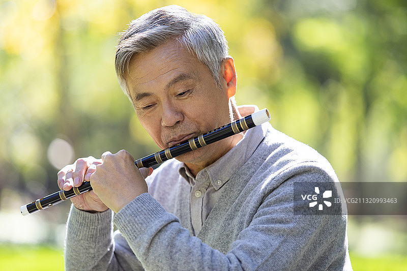 老年人在公园吹奏笛子图片素材