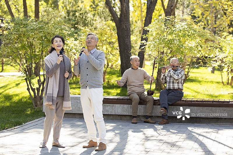 幸福的老年人在公园唱歌图片素材