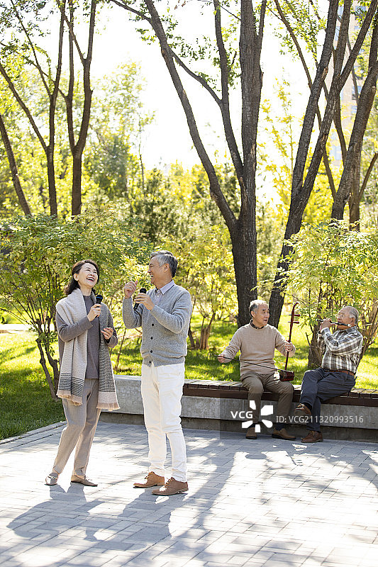 幸福的老年人在公园唱歌图片素材