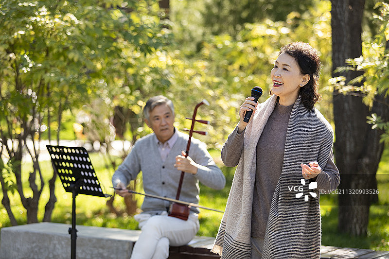 幸福的老年人在公园唱歌图片素材