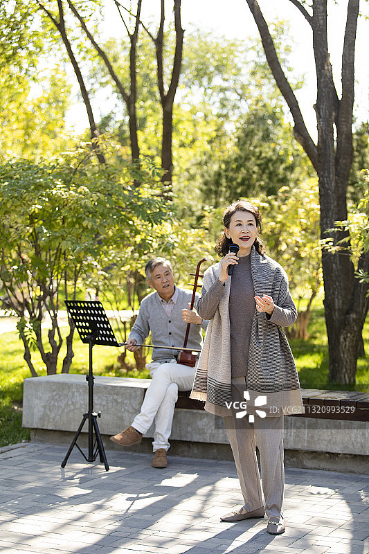 幸福的老年人在公园唱歌图片素材