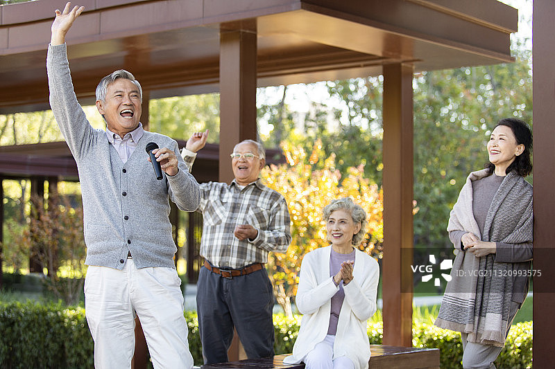 幸福的老年人在公园唱歌图片素材