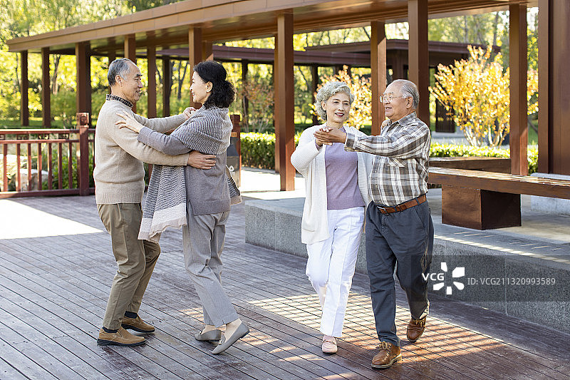 幸福的老年人在公园跳舞图片素材