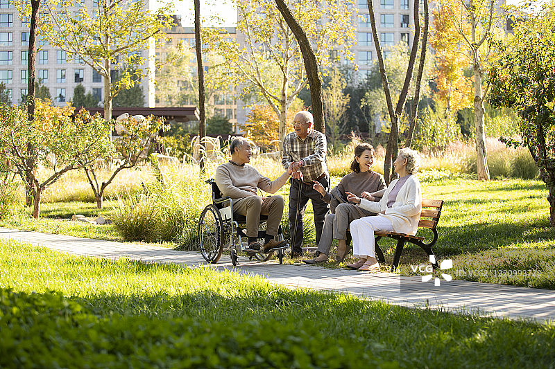 快乐的老年人在公园聊天图片素材