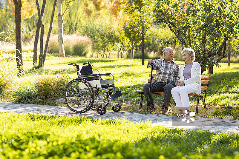 老年人在公园放松身心图片素材