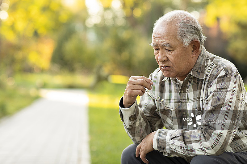 孤独的老人在公园思考问题图片素材