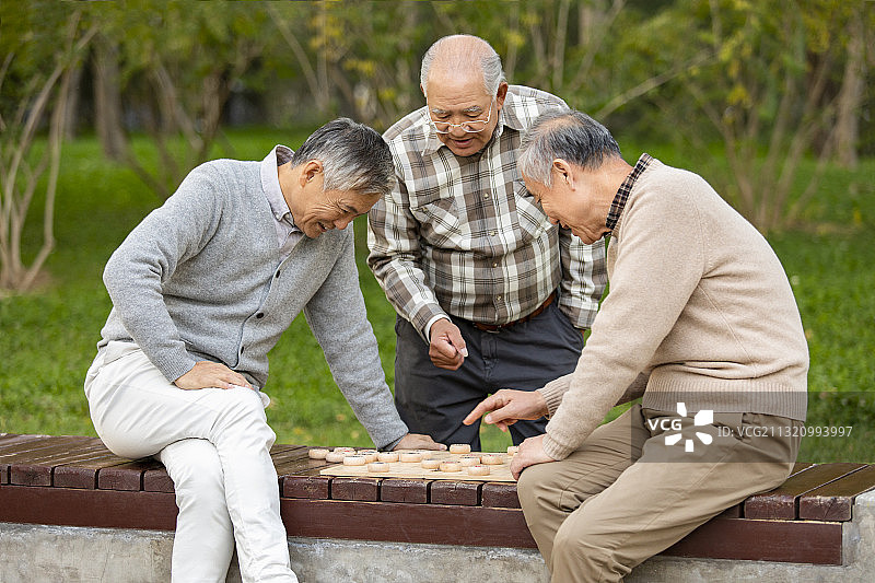 快乐的老年人下象棋图片素材