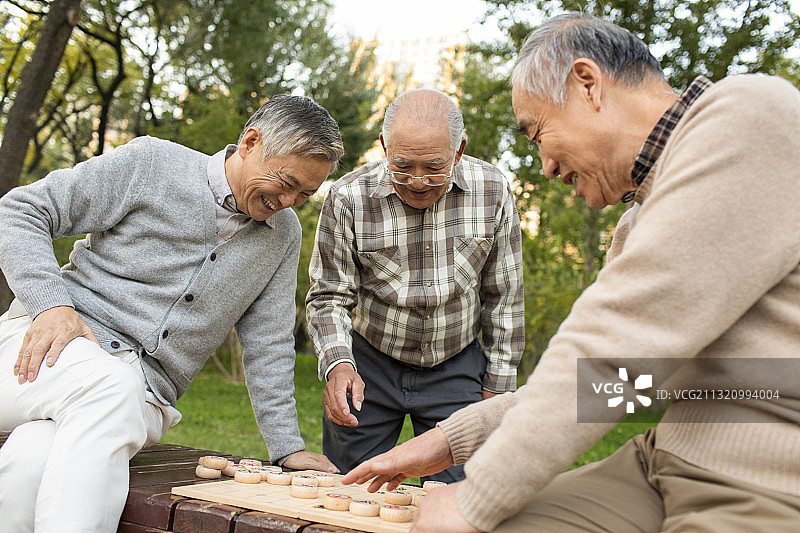 快乐的老年人下象棋图片素材