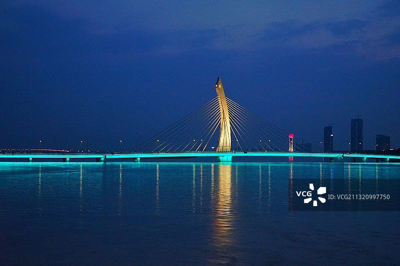 常州西太湖天鹅桥的夜景图片素材