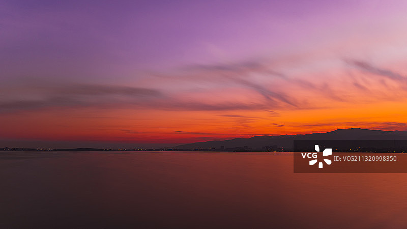 平水流云落日霞图片素材