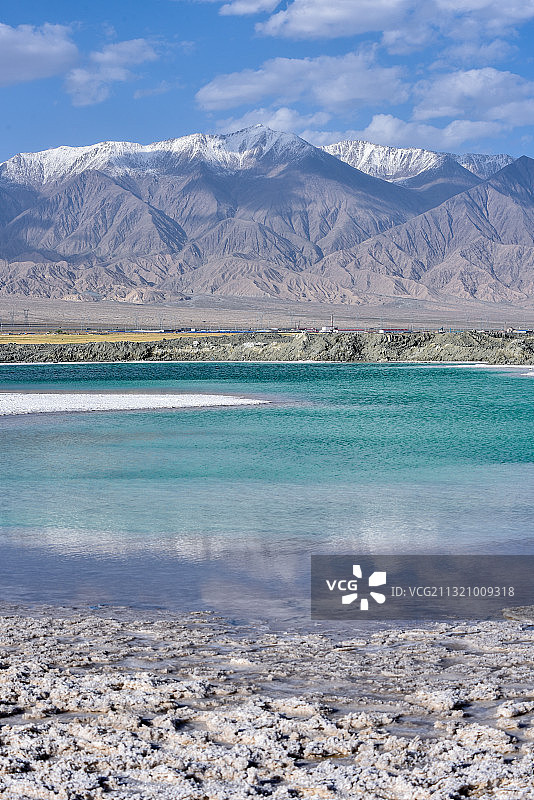 西北有很多天然盐湖，景色非常优美，相比茶卡盐湖，翡翠湖比较小图片素材