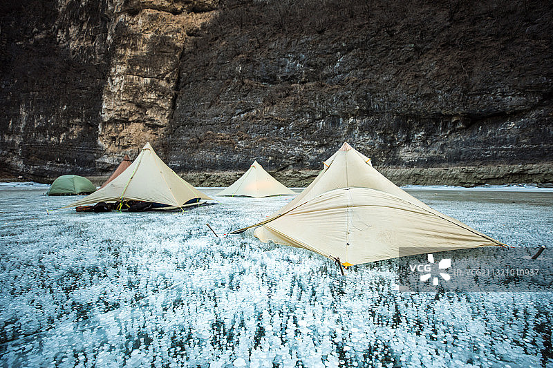 后河冬季冰面上的白色帐篷图片素材