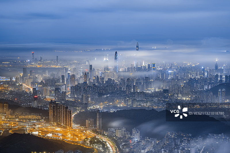 梧桐山云海中的深圳城市CBD地标建筑群灯光明亮图片素材