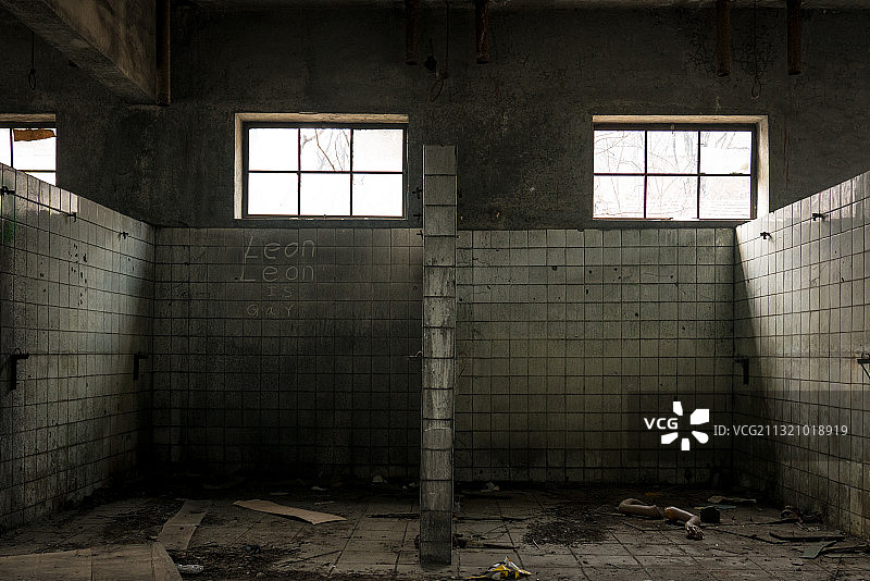 工厂中废弃的浴室图片素材