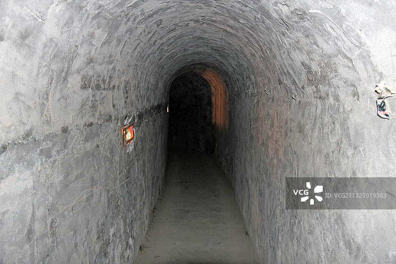 河北保定冉庄地道战遗址东展区——炮楼景区地道图片素材