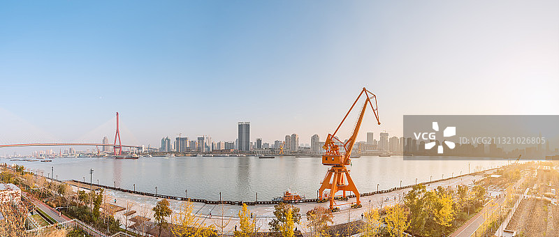 日落下的中国上海杨浦滨江公园黄浦江沿岸建筑道路图片素材