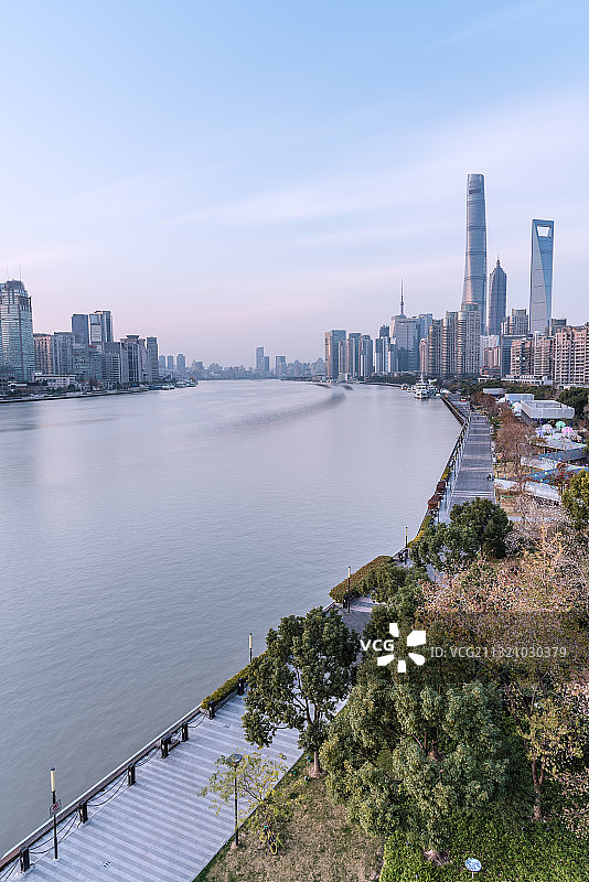 中国上海浦东新区黄浦江南浦沿岸的CBD城市建筑图片素材