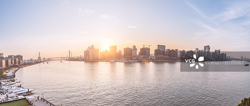 日落下的中国上海浦东新区黄浦江南浦沿岸的CBD城市建筑图片素材