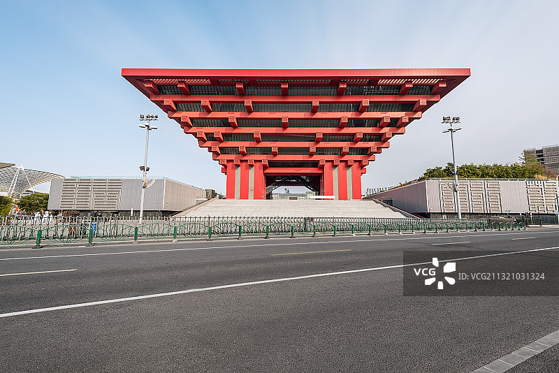 中国上海中华艺术宫的户外建筑和道路图片素材