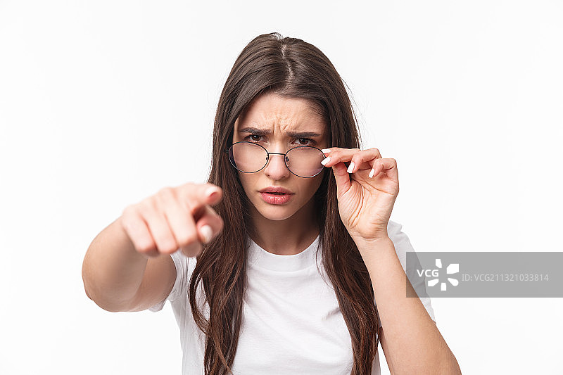 年轻女子戴着眼镜，白色背景人像图片素材