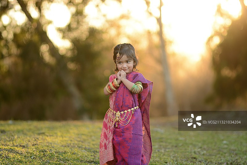 站立在田野上的可爱女孩肖像，美国加利福尼亚州亨廷顿海滩图片素材