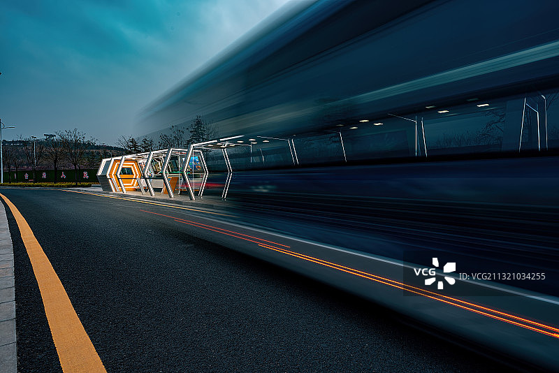 郑州自动驾驶公交站台夜景图片素材