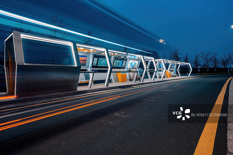 郑州自动驾驶公交站台夜景图片素材