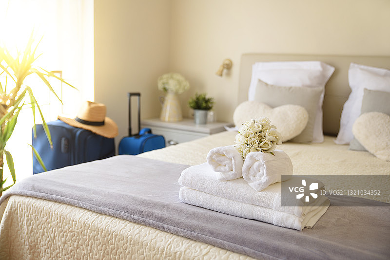 酒店客房：行李箱与干净的毛巾图片素材