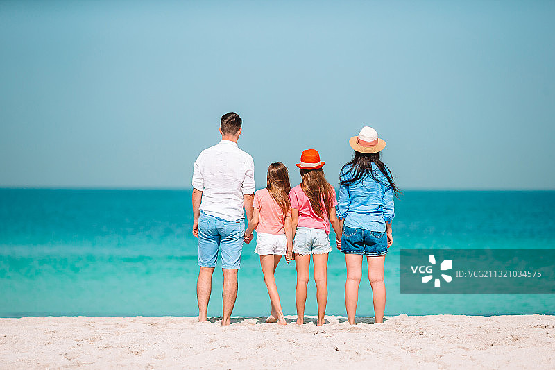 年轻的家庭度假有很多乐趣图片素材