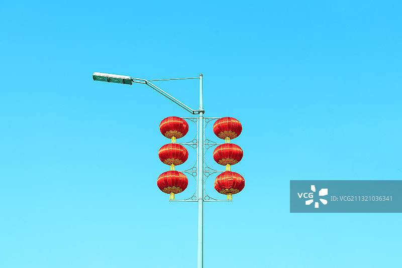 传统节日里路灯顶部挂满了红色的灯笼图片素材