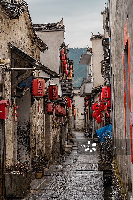 宏村，小巷，雨天，清晨，徽派建筑图片素材
