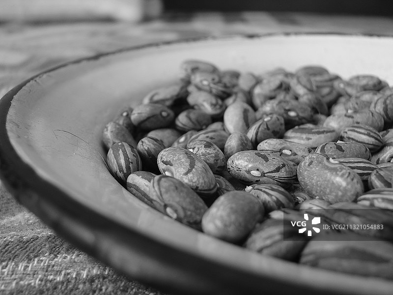 桌上盘中坚果特写图片素材