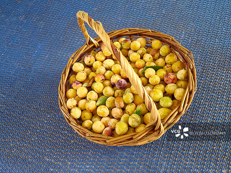 桌子上篮子里的水果高角度视图图片素材