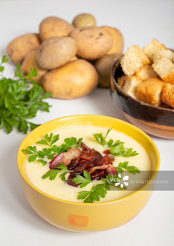 高角度的汤在碗上的桌子图片素材