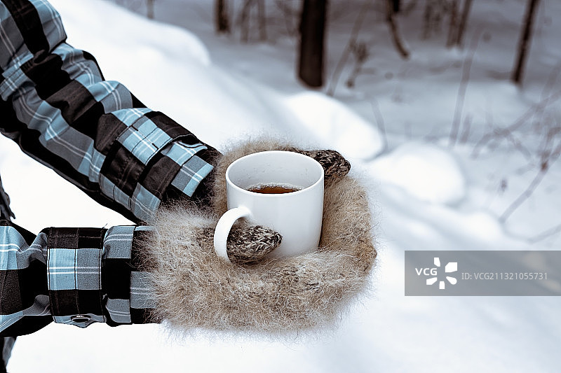 雪地里的咖啡杯俯视图图片素材