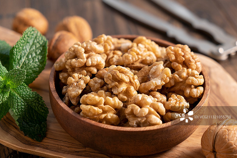 桌上碗中坚果特写，俄罗斯图片素材
