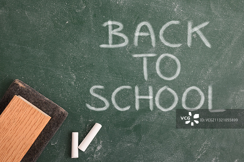 黑板上“返校”文字的高角度视图图片素材