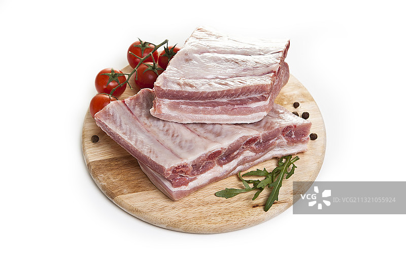白色背景上分离的砧板上的生肋骨图片素材