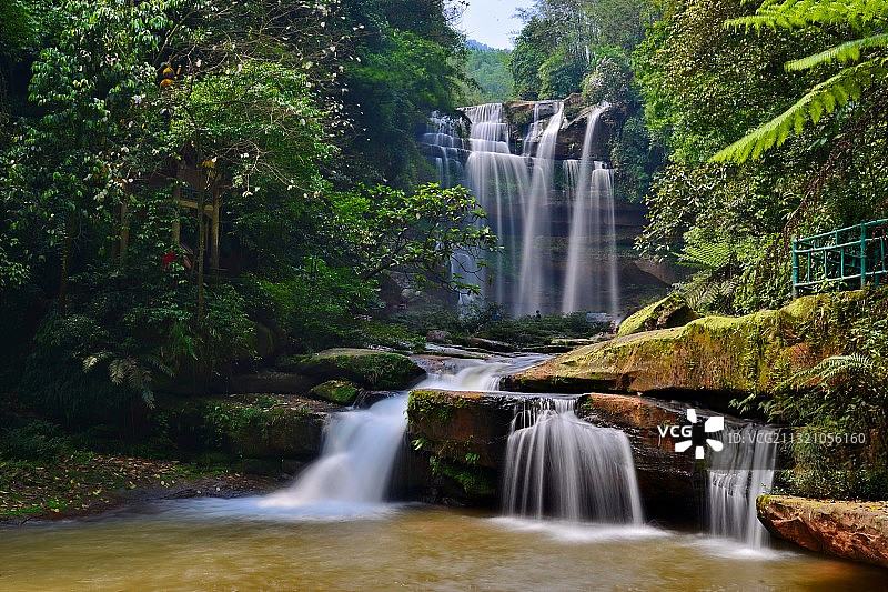 贵州赤水，四洞沟景区，声势宏伟的白龙潭瀑布图片素材