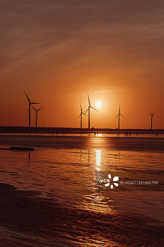 夕阳中的山巅凝重而巍峨，它让我陶醉，让我痴迷！图片素材