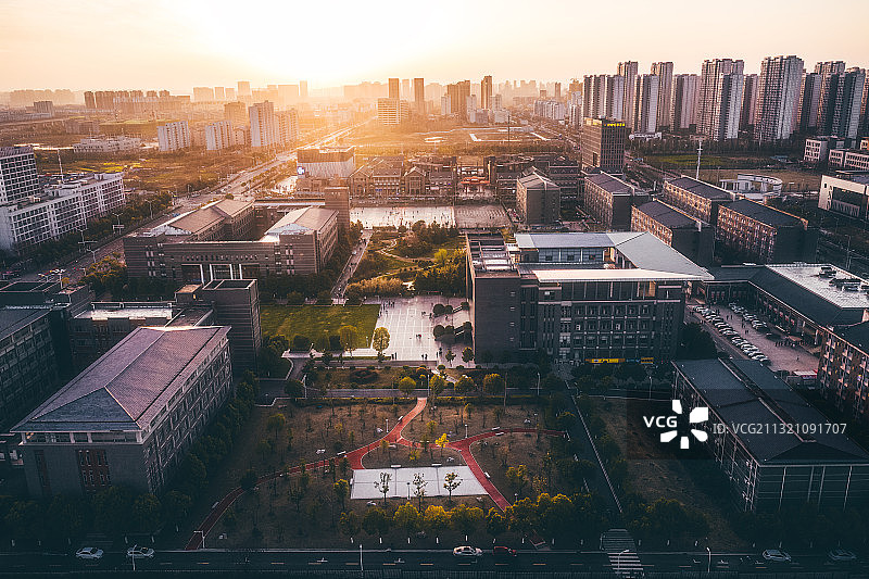 航拍日落时分的合肥经济学院图片素材