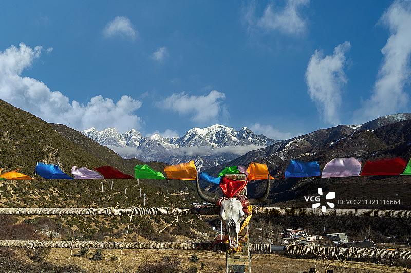 雪山山谷云宗教藏族图腾羊头经幡图片素材