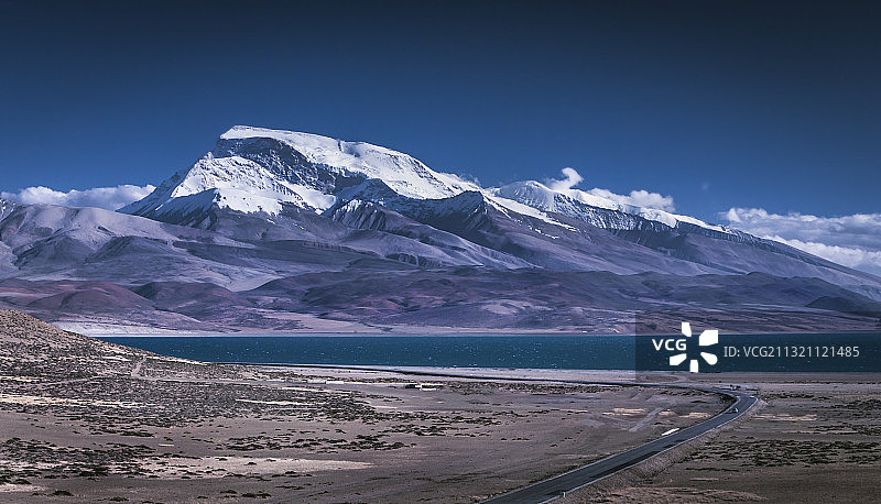 《纳木那尼与鬼湖》拍摄于中国西藏自治区阿里地区。图片素材