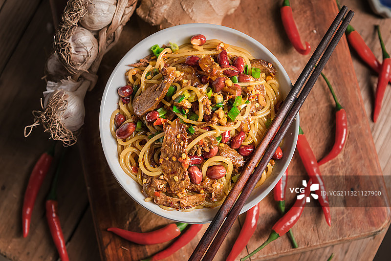 鲜香热辣的牛肉拌米粉图片素材