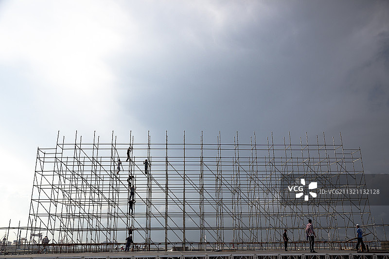 脚手架上工作的工人图片素材