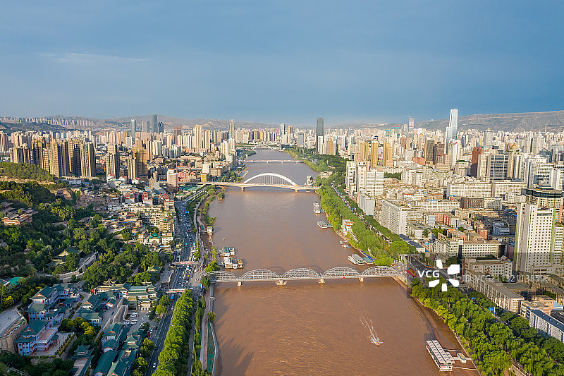 城市，航拍，全景，甘肃省兰州市中山桥黄河两岸风光图片素材