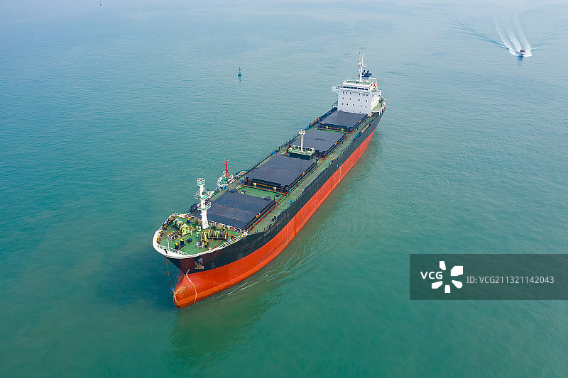 海上的集装箱货船图片素材
