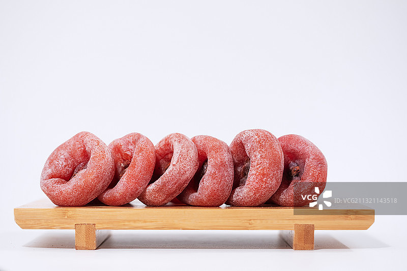 一盘排列整齐的柿饼图片素材