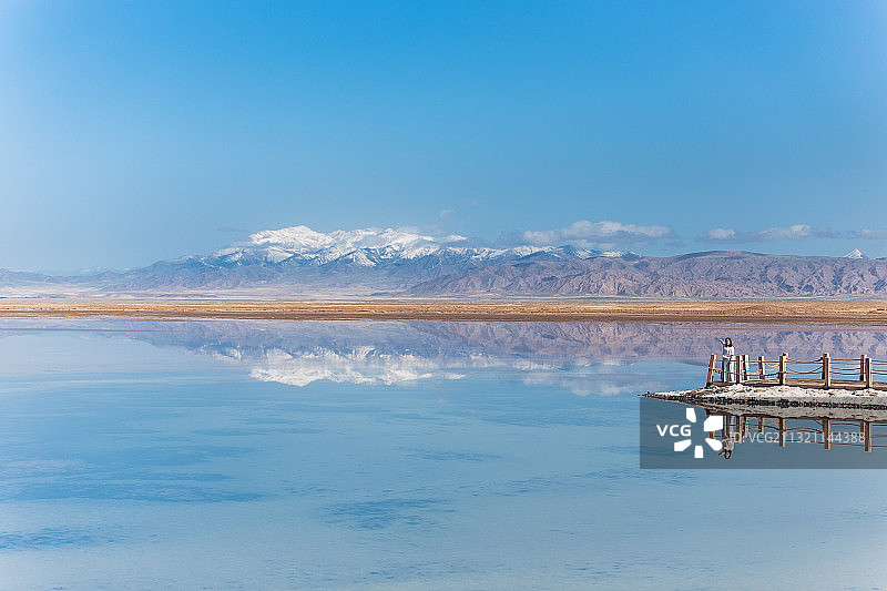 茶卡盐湖 雪山倒影图片素材